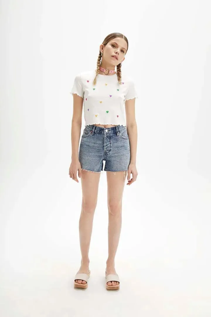 Camiseta cropped corazones