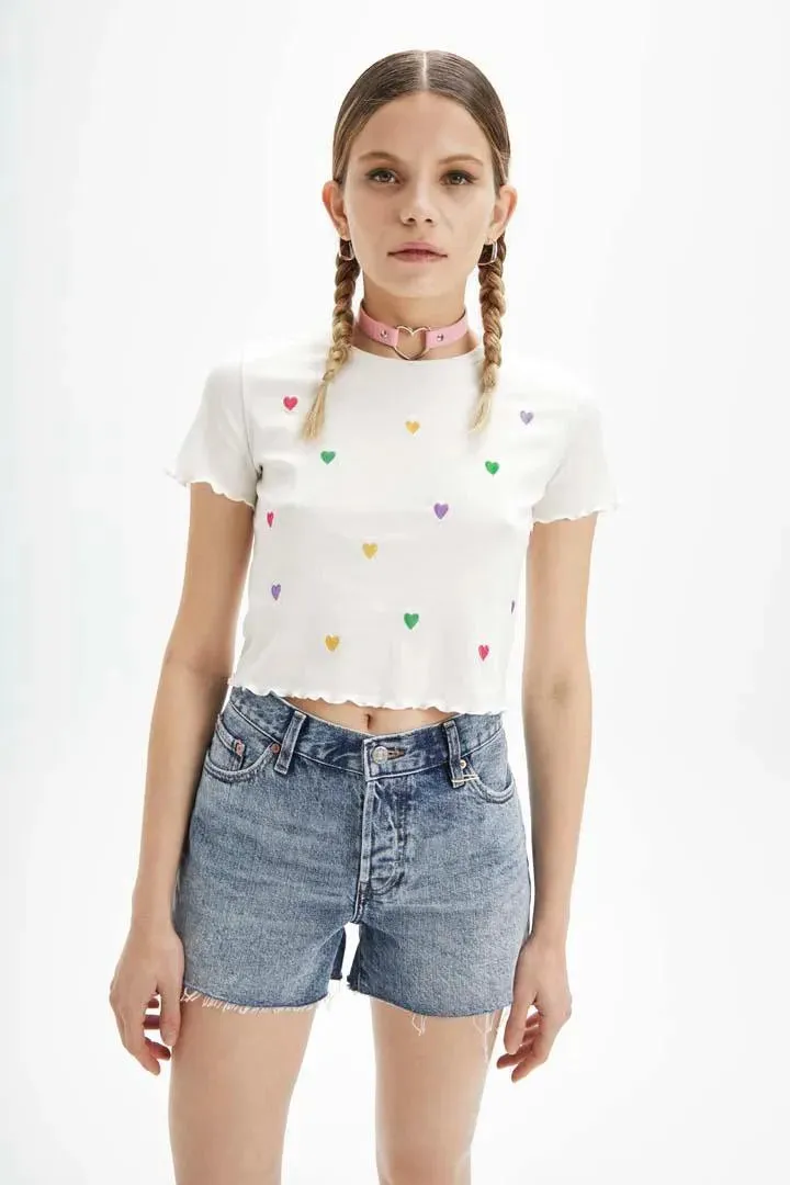 Camiseta cropped corazones