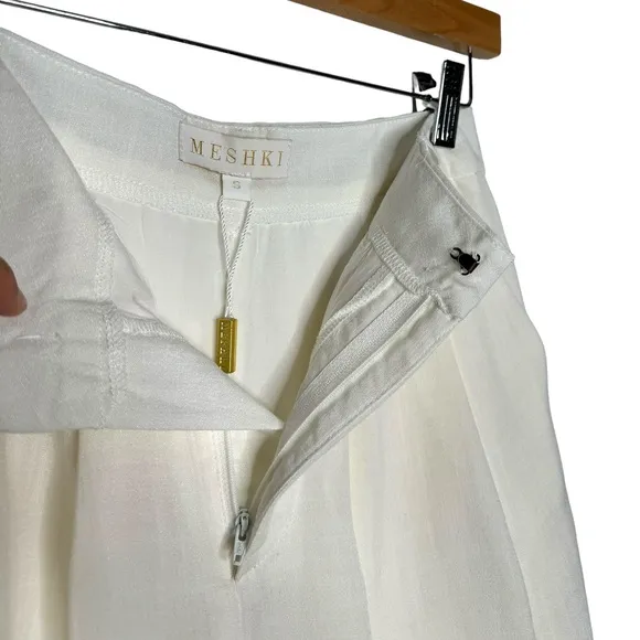 Meshki | NWT Zarah Linen Fitted Shorts in White Small