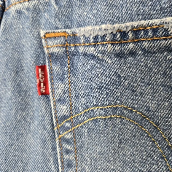NEW Levi's Premium Women Sz 31 501 Button Fly High Rise Distressed Denim Shorts