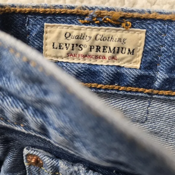 NEW Levi's Premium Women Sz 31 501 Button Fly High Rise Distressed Denim Shorts