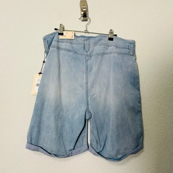 NEW NYDJ Higher Rise Lightweight Denim Shorts Light Wash Size 16 Curvy Shaping