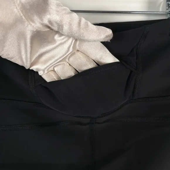 NWOT ATHLETA Printed Athletic Stealth Shortie Spandex Shorts Black White SMALL