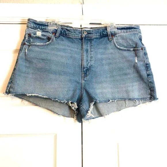 NWT ABERCROMBIE &amp; FITCH High-Rise Mom Shorts Denim Medium Wash Destroyed 34\18