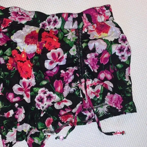 NWT L Betsey Johnson Woven Black Floral Shorts
