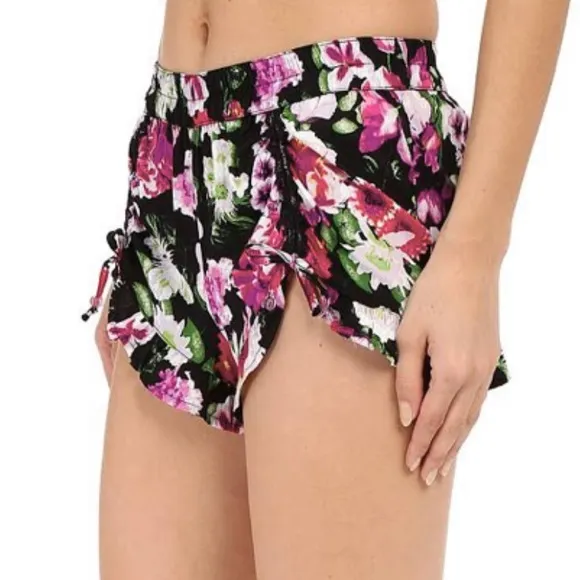 NWT L Betsey Johnson Woven Black Floral Shorts