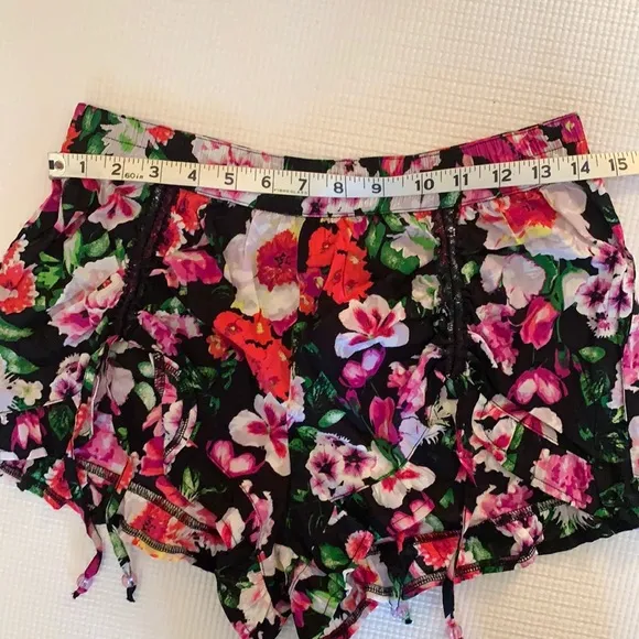 NWT L Betsey Johnson Woven Black Floral Shorts