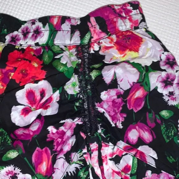 NWT L Betsey Johnson Woven Black Floral Shorts