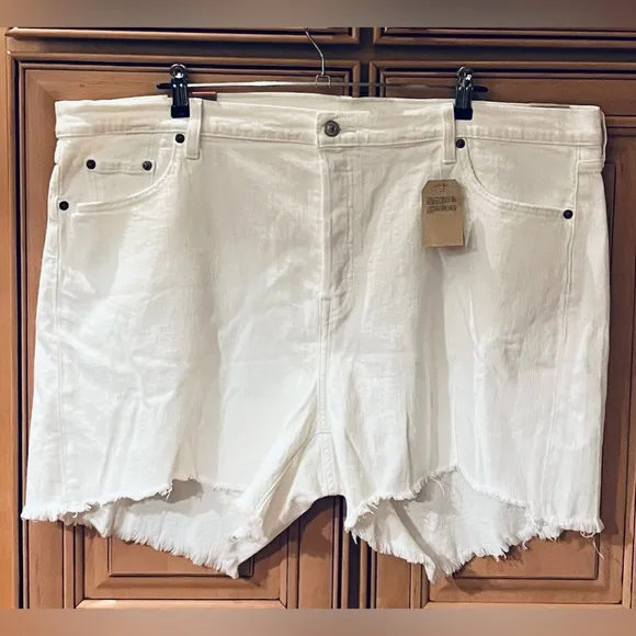 NWT Levi’s Women’s Plus Size 501 Original High Rise Distressed Jean Shorts