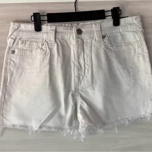 NWT TRUE RELIGION Maisie Vintage High Rise White Denim Fray Hem Jean Shorts