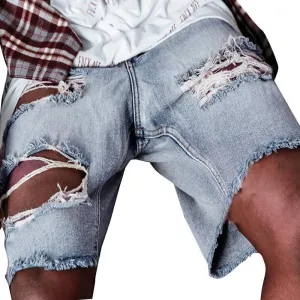 Short en jean déchiré à la mode vintage