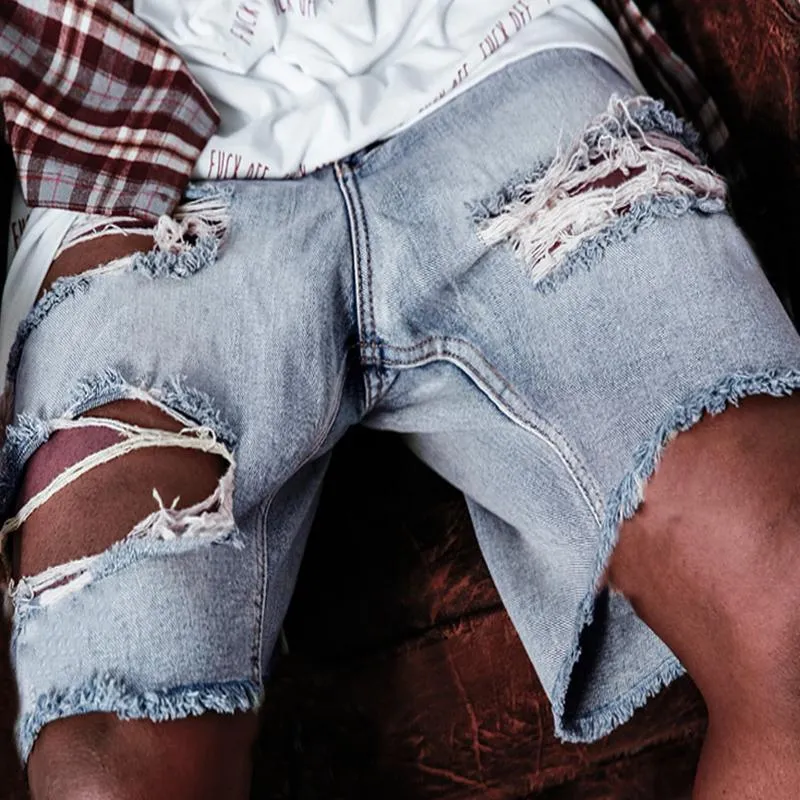Short en jean déchiré à la mode vintage