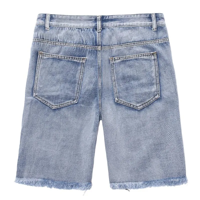 Short en jean déchiré à la mode vintage