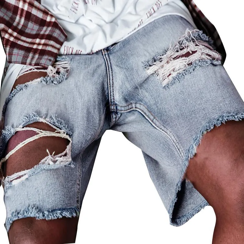 Short en jean déchiré à la mode vintage