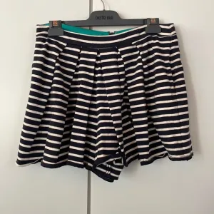 Tibi vintage sailor stripe cotton shorts w/ pockets, size 6, back zip closure