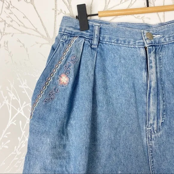 VINTAGE 80’s JORDACHE Embroidered MOM Jean Shorts Pleated