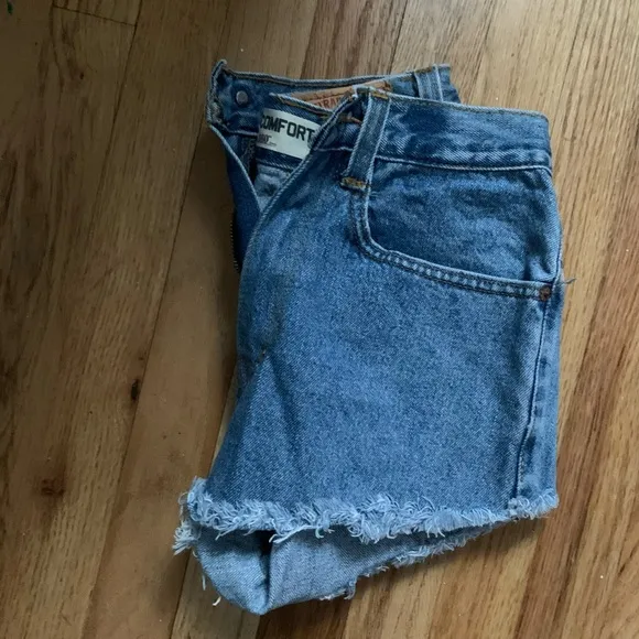 Vintage Levi’s shorts medium wash