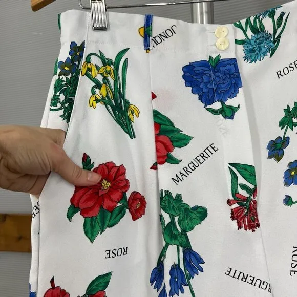 VTG collections internationale White Floral Pleated Zip Up High Waist Short Sz L